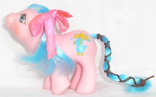 Baby Regentröpfchen habe ich schon von Kindheit an. Ich wollte immer ein Hosenmatz-Pony, weil ich die Windeln so cool fand! Da habe ich sie ausgesucht, denn sie war das einzige, das es noch gab. 